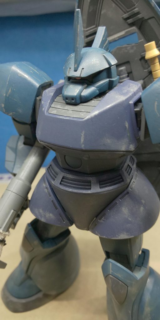 手足や頭の部分は、元のゲルググの成形色がグレーなのでメカサフを吹き付けた後インディゴブルーをベースにスカイブルーやネイビーを混ぜて調色、トップコートのつや消しを吹き付けた後爪やニッパーで色を剥がしてます。それで歴戦のキズを表現したつもりですが、ガリガリと削ったので塗装面もホントにキズだらけです😅&nbsp;リゲルグでモノアイにHアイズを使用したものの隙間が狭く影になりほとんど効果がなかったので😩今回は付属のシールを使いました😅