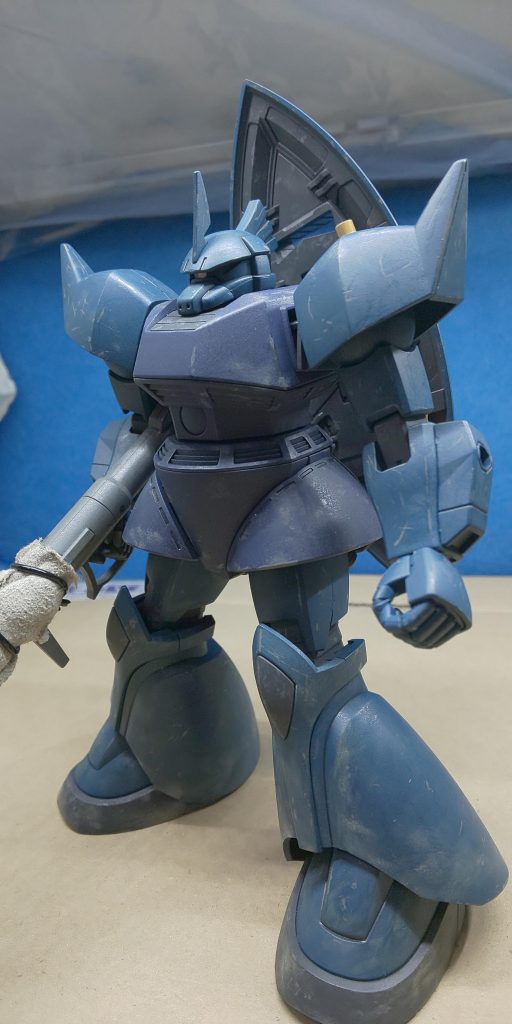 &nbsp;ゲルググですが正規軍のものではなく、レプリカという事で特にデカールも貼らず、代わりにウェザリングをしてみました。脚の部分にウェザリングマスターをすりこみ、胴とシールドの紺の部分は筆でドライブラシに挑戦したものの、相変わらずただ汚しただけに見える😓毛羽立った筆を使ったのですが、塗装の剥がれを表現するにはまともな筆で塗った方がいいですね💦
