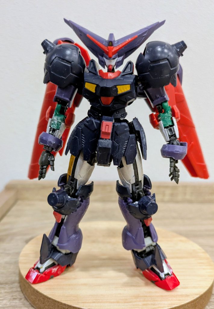 正面からだとこんな感じでした。前腕、足以外はGフレームのままです。足は内部フレームはRGを使用しそのうえに合わせるようにしてGフレームを接着剤でかぶせています。 足のサイズがそもそも2つのキットで違うので、スネの部分はフレームむき出しになりますが、それがカッコいいアレンジになってくれたのでそのままにしています。太もものパーツほRGのままです。首はGフレームのままだと、バランスが悪かったため、切って1.7mmプラバンを貼り付けて伸長させてます。