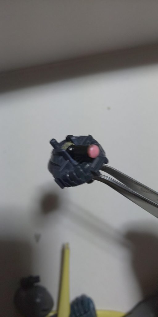 モノアイパーツが破損したので4ミリのボールジョイントを使い、緩かったのでマスキングテープを貼って調整してます。 モノアイカバーはモノアイを動かすのにいちいち外すのも面倒なので付けてません。