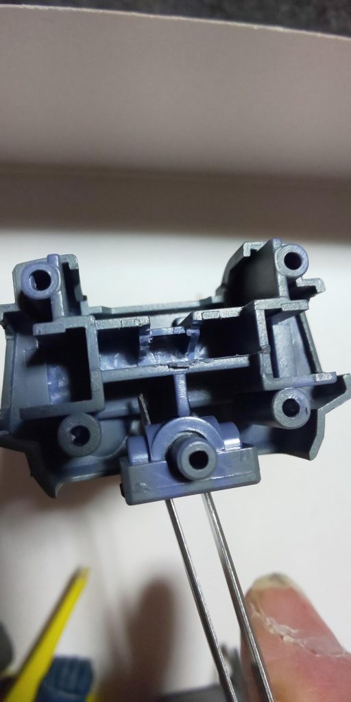 頭部の埋め込み?のために胸部の後ろの部分を加工。ポリキャップが後ろになるようにデザインナイフで削りました。 これが正解なのかどうかは分かりません。YouTube等で調べながら、あくまでも我流です😅頭部の下の面の段差を削って平面にし、アゴに当たる詰襟の見える部分の前半分以外はカットして接着、赤の十文字が当たる部分をヤスリで削り何とか下がりましたが(…説明が下手で申し訳ない)、皆さんが投稿されたようにアゴを引いたようには出来ませんでした😓。しかしとりあえず頭を下げられたのでヨシとしました😅