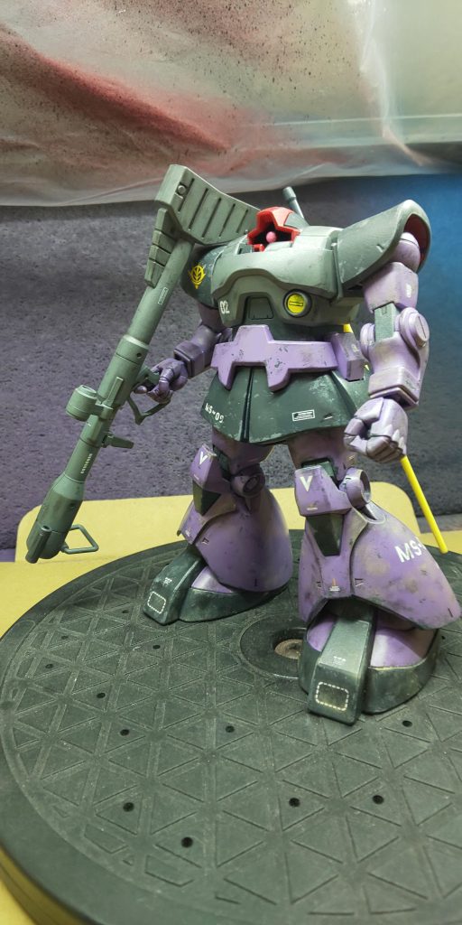 製作中にバズーカのスコープ部分が折れ、頭部の改修の際にモノアイパーツが折れ、そして撮影中のポージングの際に左の握り手が破損するなど、今回は特に何かとアクシデント続きでした😩