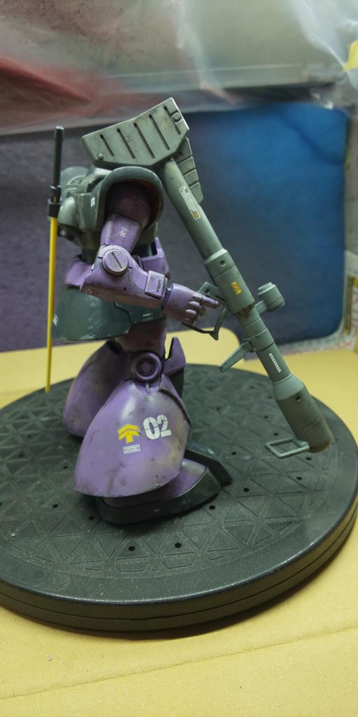 前述のようにバズーカのスコープ部分が折れた(レンズの透明パーツを嵌めようとしたら思いのほかキツくてなかなか嵌まらず悪戦苦闘していたところ、バズーカ本体に取り付けたまま作業していたのが災いしてポッキリと😫)ので、やむなく前に作った青のゲルググに持たせたイフリートのバズーカと取り替えました。