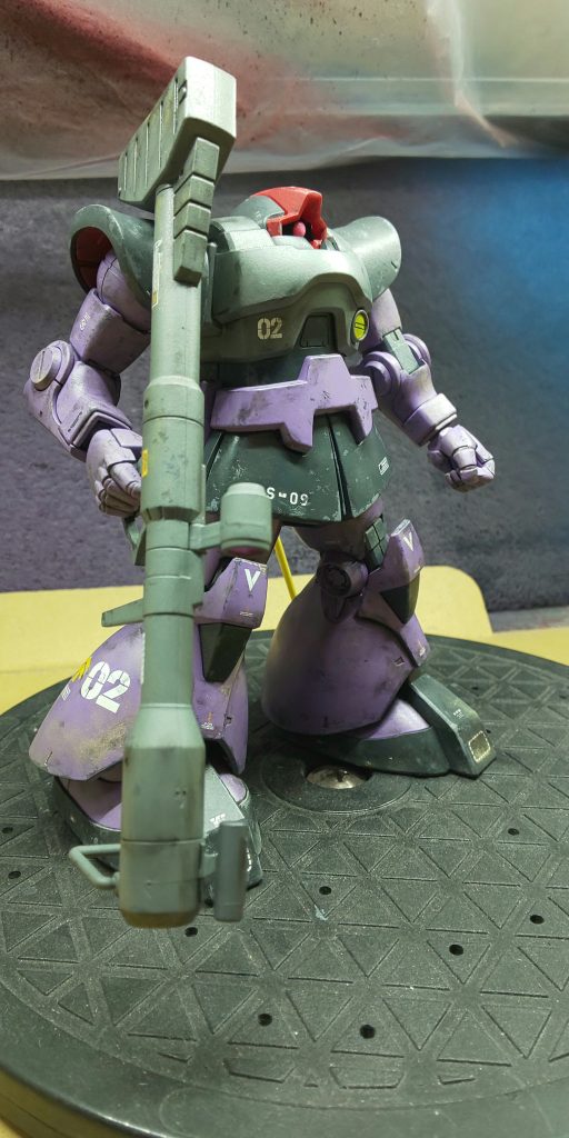 ウェザリングはいつもは塗装に使うラッカー系❓️を使うのですが、やりすぎた際に修正が出来ず困っていたので、修正出来るように今回はエナメル塗料を使いました。おかげでいつもよりチッピングの粒が小さくなってそれらしく出来たかと。ミスしても修正出来るので遠慮なく出来るのはいいですね👍️ ただ惜しむらくはウェザリングの前にリアルタッチマーカーで汚したのですが、特に脚の部分はそっちをやりすぎてしまった…せめてウェザリングマスターにすればよかったかも😩