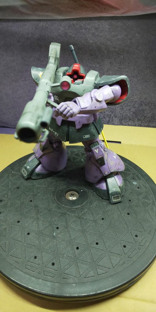 バズーカを持たせたポージングの際に左右の握り手があまりにポロポロ外れたので接着したのですが、その時に左手が割れました😢割れた部分を探したものの紛失してすぐの修復は不可能…😩