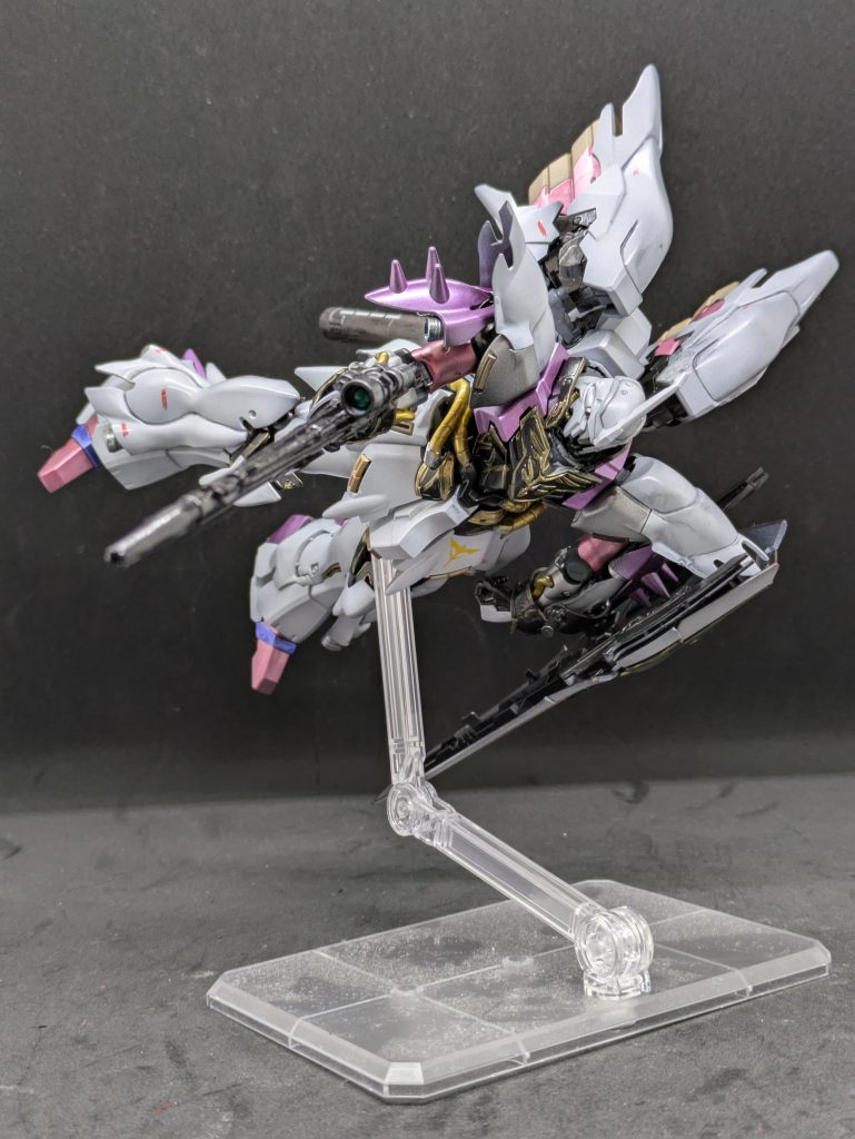 【キットのこと。その3】どれだけ感銘を受けたかというと、本機を作成時に途中でもう一個買ってきたくらいです。次は設定通り「赤い彗星の再来」で仕上げたいと思います。辛いのは作成した方なら分かると思いますが、エングレービングの塗装は大変でした。シールでも十分かっこいいと思うのですが、いかんせんシールを貼るのも結構大変そうなんですよね。甘いところも多いですが、塗ってみました。