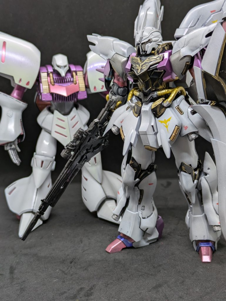 【カラーリングについて】キュベレイを意識しました。全く同じでは無いですが、自分で作ったキュベレイの色にしました。黒サフ→シルバー(08)→が下地です。全部クレオスです。白:ブリュンヒルトホワイトピンク:メタルピンク紫:メタルパープルその後で全体的にパールシルバーとパールパープルを薄く吹きました。キュベレイに比べて目立っていないのは、磨きが足りなかったのかも。