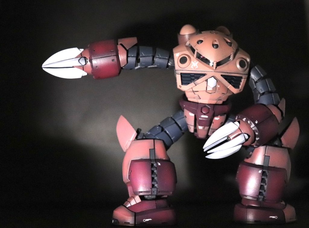 ジムの腹を突き刺すシーン可動域の影響で中途半端な感じですが(汗)