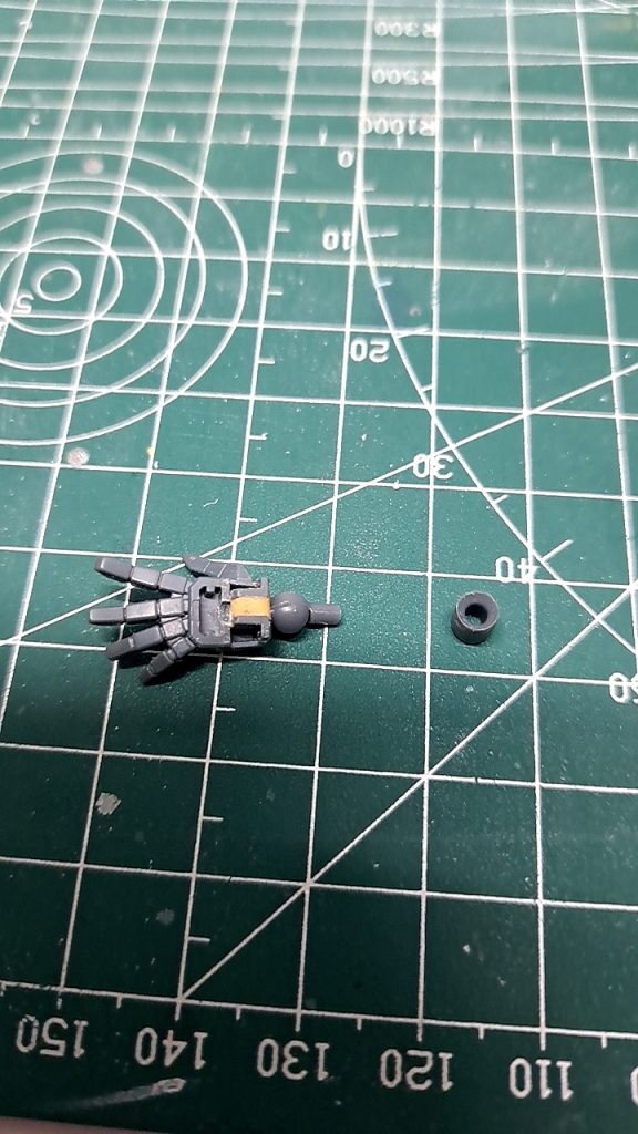 両腕の関節です手首をどうにかしたくてボールジョイントではなく写真の通りに曲がることが出来ます手360度回り手首関節　約270度まで回ります&nbsp;