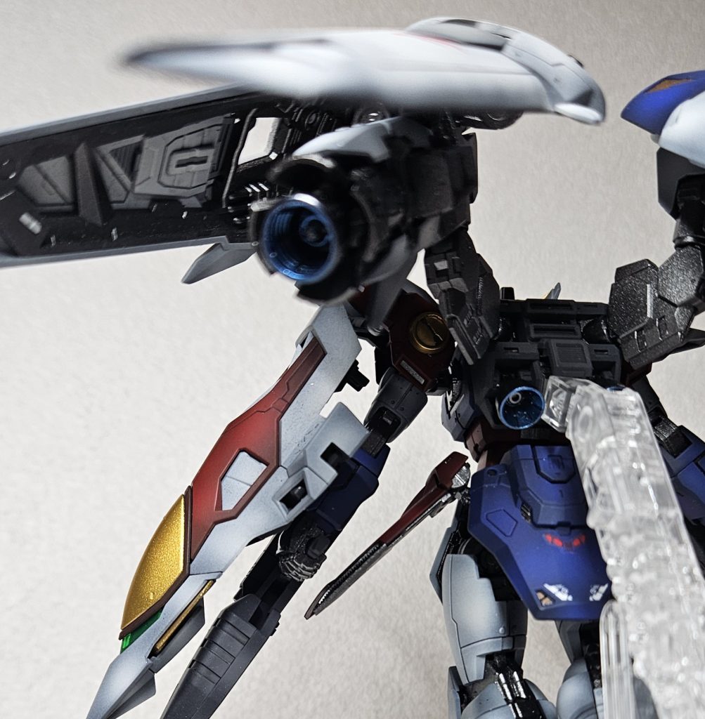 後ろのバーニア内部はメタリックブルーにしました。ギミックでせり出したときに非常にカッコ良くなってます。