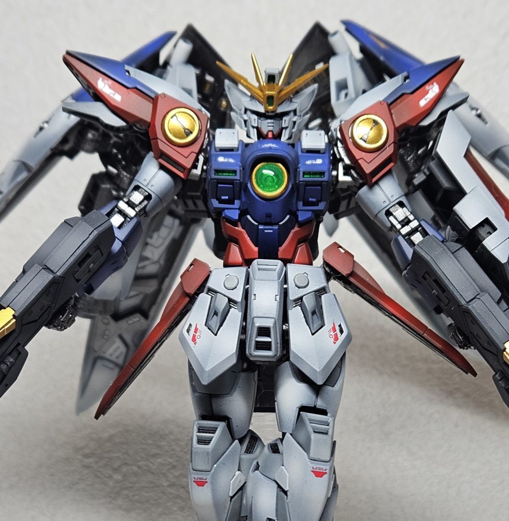 ゴールド部分や内部フレームは光沢仕上げ、装甲はつや消しで仕上げました。&nbsp;かなり根気のいる作業でしたが、完成したのを見るとやって良かったです(RGなので作業量が大変なことに💦)