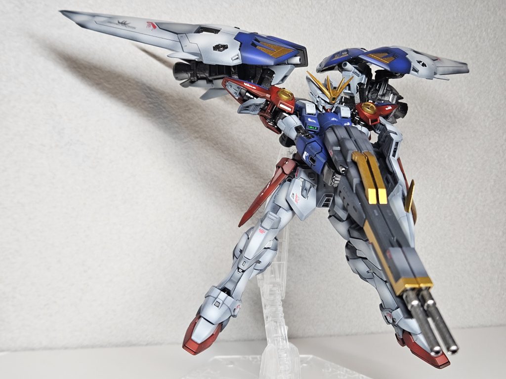 ツインバスターライフル最大出力の構え&nbsp;ツインバスターライフルも光沢部分とつや消し部分を使い分けています。個人的にはかなりいい感じになったと満足です。