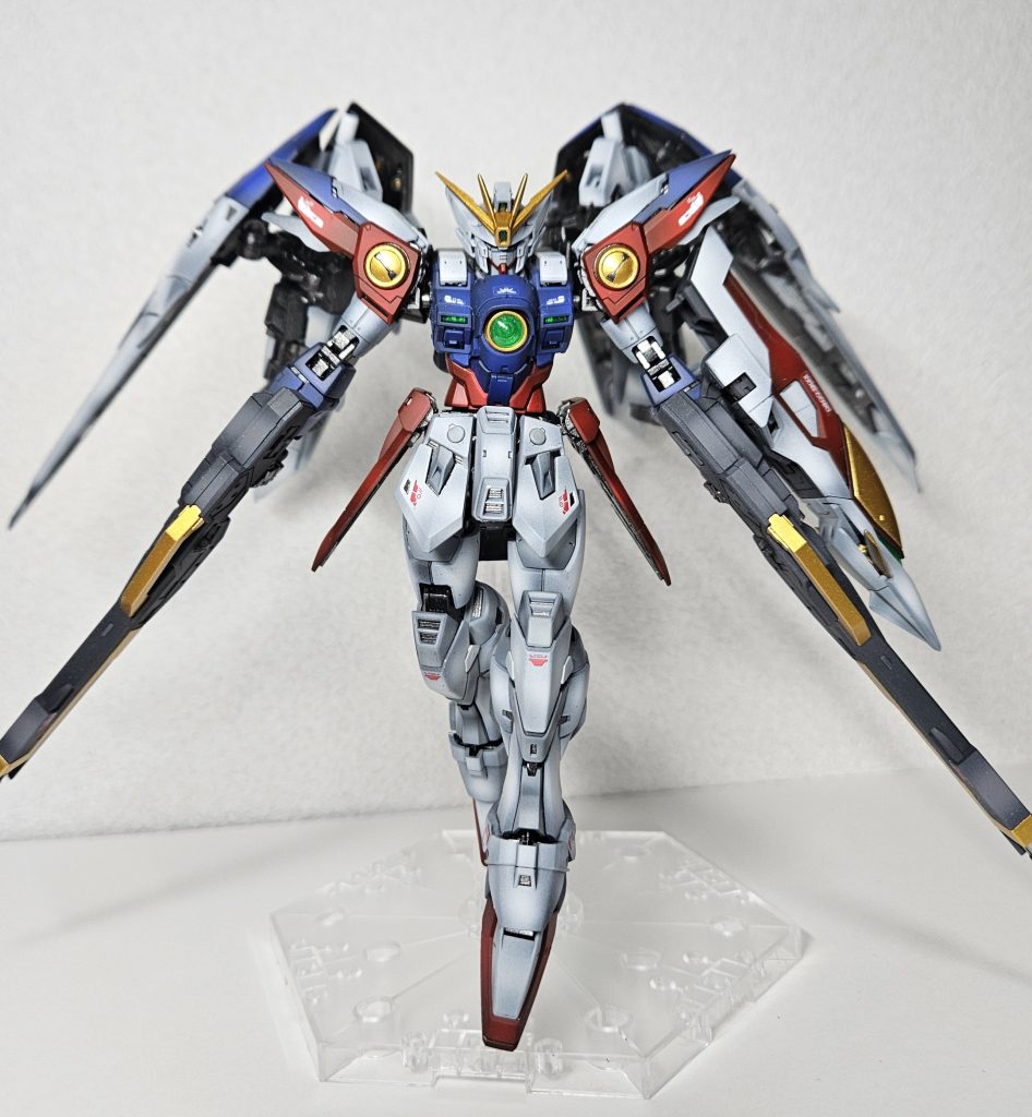 降臨ポーズで黒立ちあげでのグラデーション塗装、全体的に暗め&渋めになるような色を選びました。ビビットなカラーでも良かったのですが、個人的にはこれくらいトーンを落とした方が好みです。(やはり兵器なのでそれらしく)