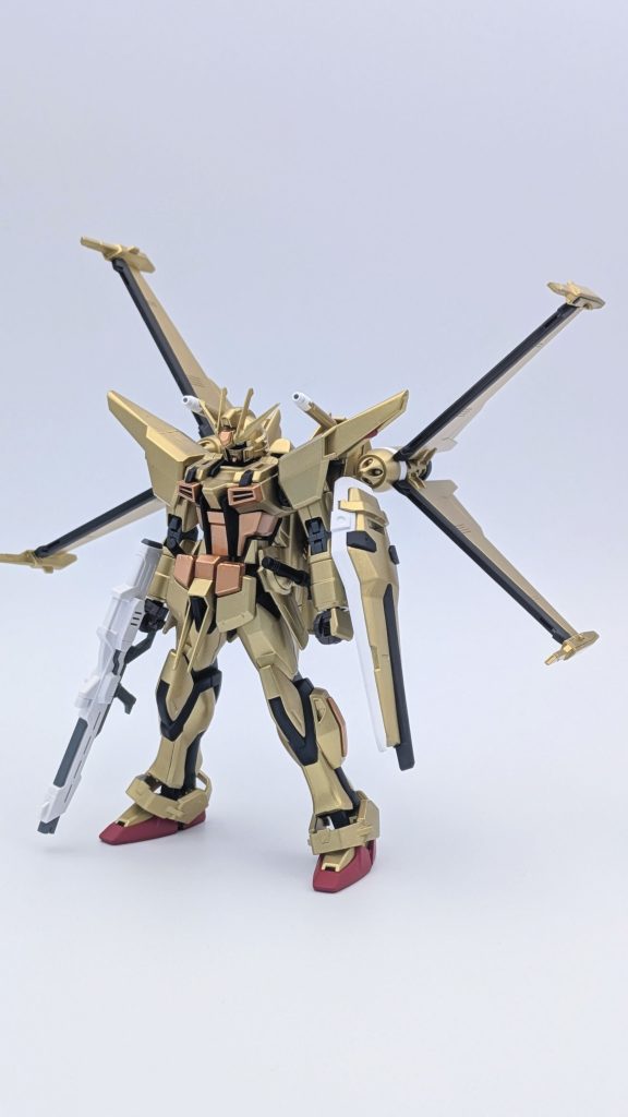 正面から。イメージとしては、ファウンデーション騒動後、ライジングフリーダム等の次世代機の運用データを元に近代化改修されたアカツキ、です。