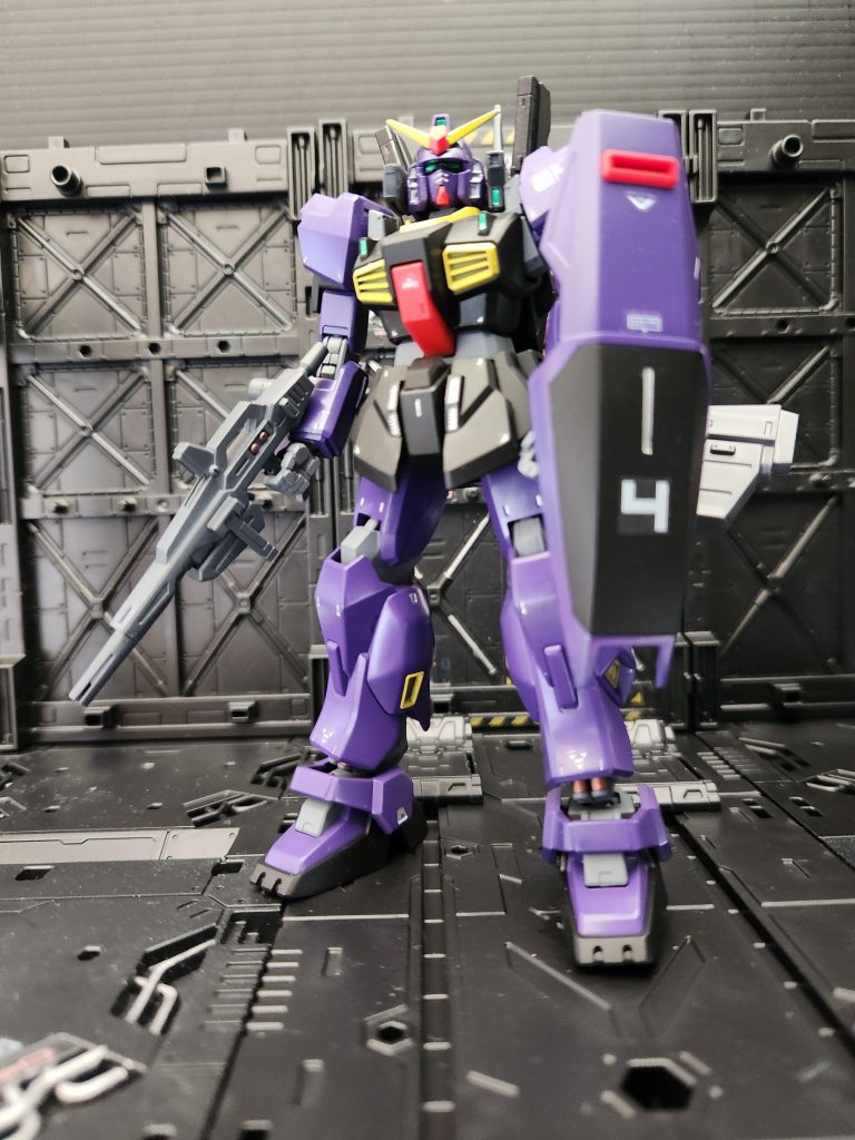 パープルカラーは後のサイコガンダムマークIIに繋がるとか、繋がらないとか。