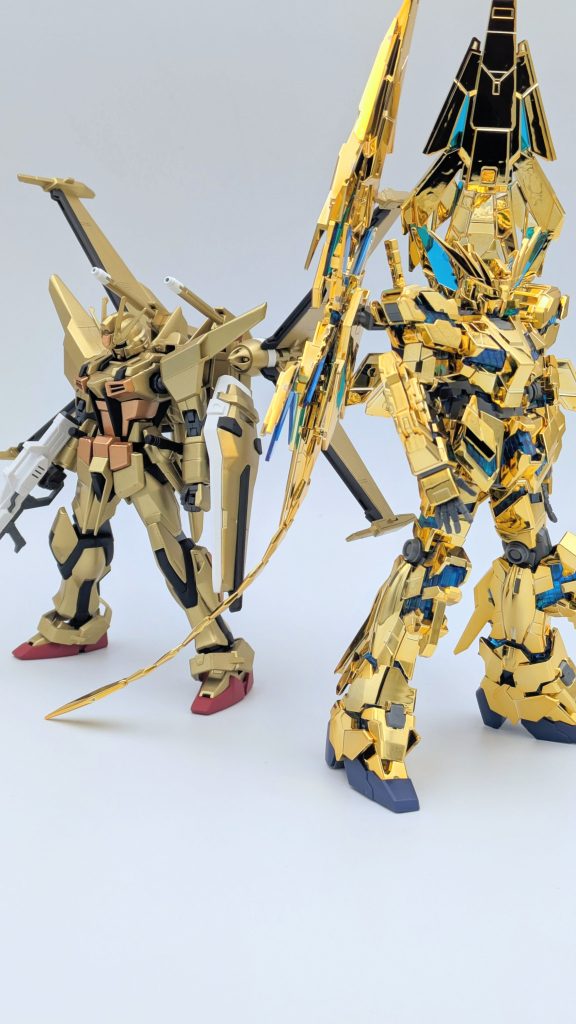 メッキのフェネクスと並べてみた。今回はMrカラーのウルトラゴールドをメインにしましたが、流石にメッキと比べると雲泥の差がありますね…