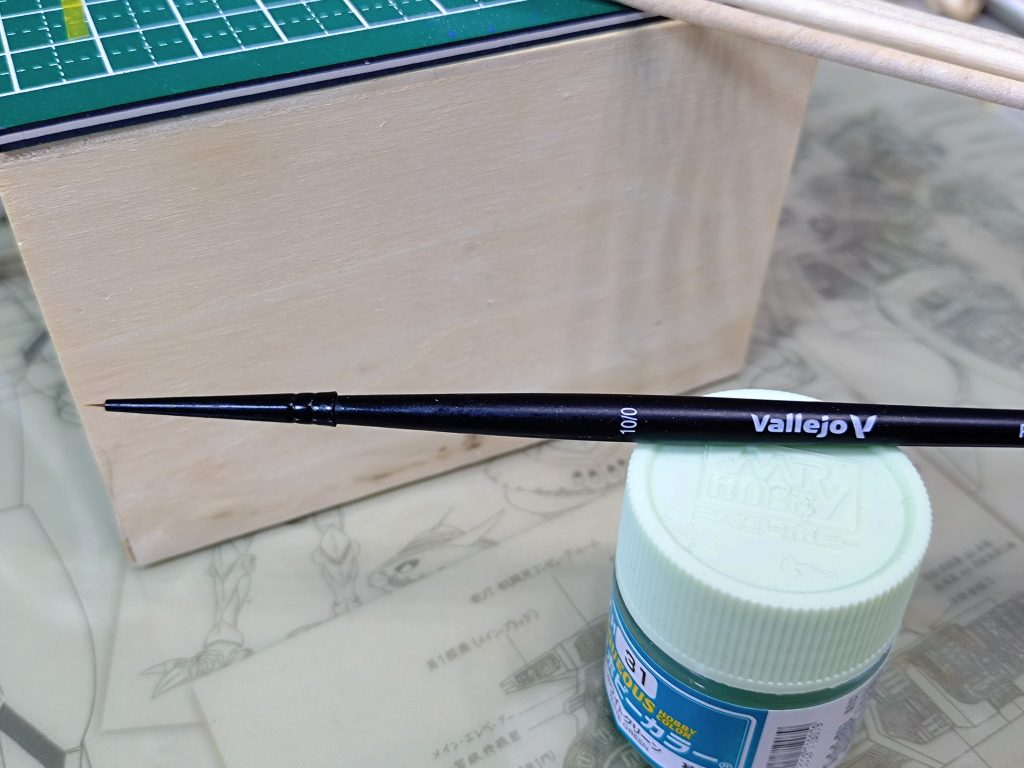 めちゃ細い筆で細かい箇所頑張りました(gandam-hand2)
