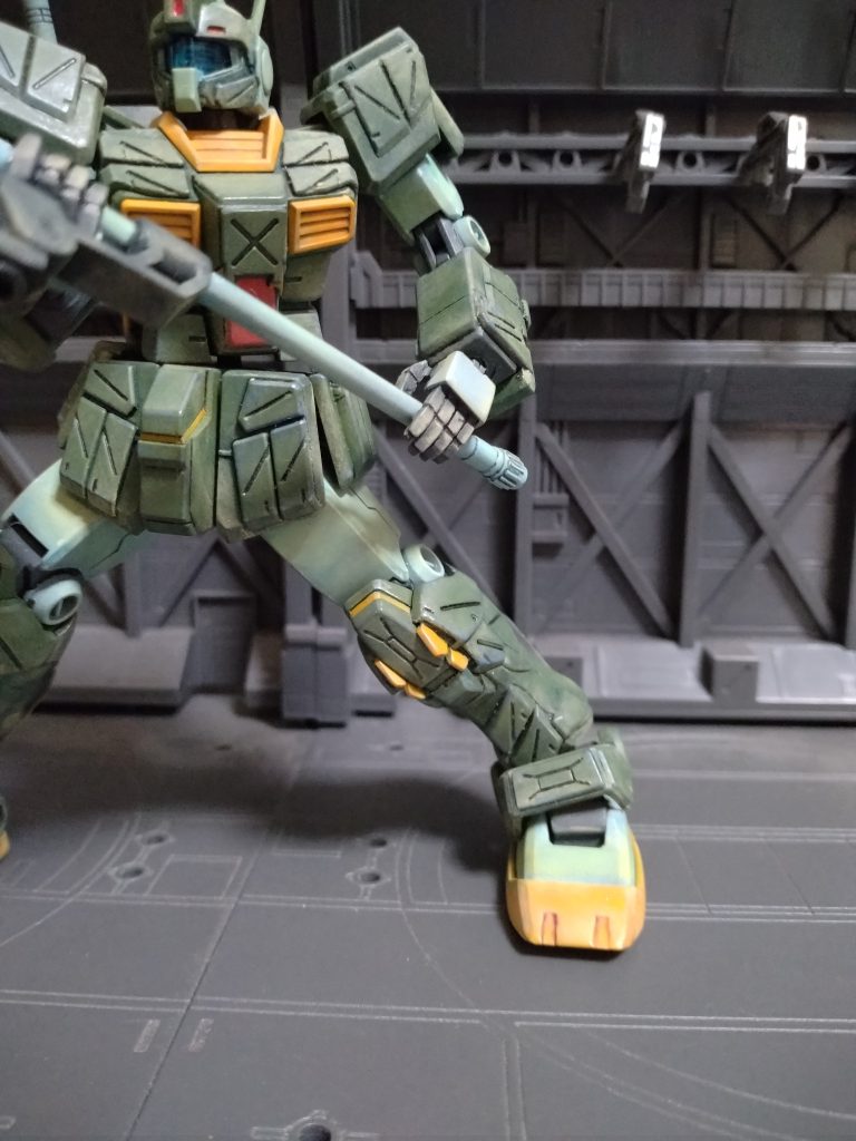 あと鬼門の膝のダクトですが黄色いフィンの周りを彫り込んでダクトの再現をしてます。