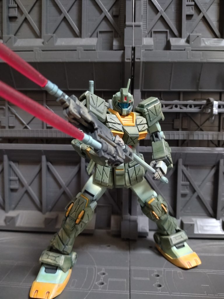 肩関節を上に上げる様にしお腹部分をオリジンジムに交換して更に足首フレームの爪先部分に回転軸を増やして接地性を上げてますのでアクションポーズが決まりやすくしてます。