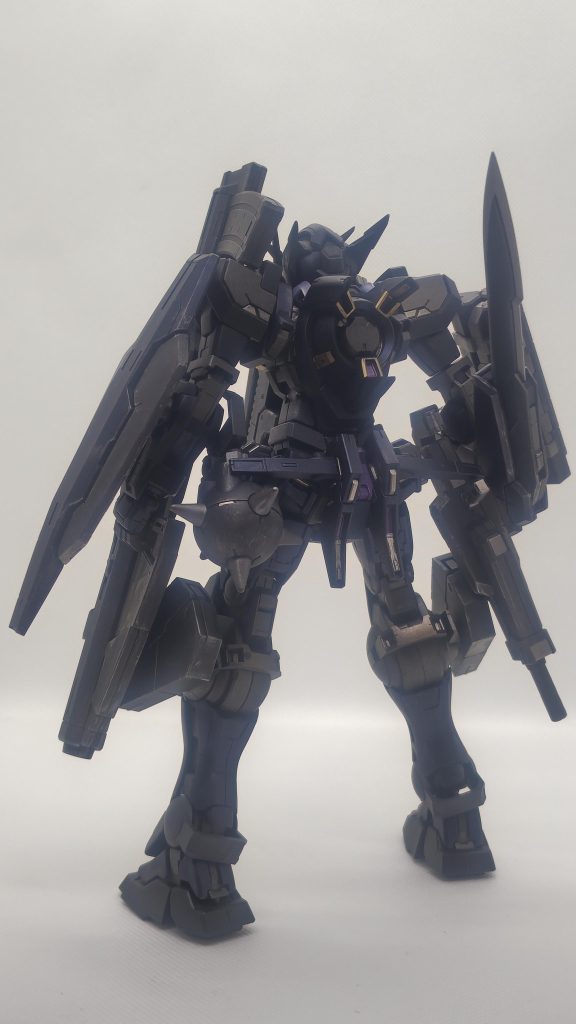 全部載せバージョンです。プロトGNビームライフルはプロトGNソードと一緒に持たせると腕の接続部が干渉するので、ライフルの接続部ピンを切り飛ばして何とかしました。手でのみの接続になったのでポロリが頻繁ですが、我慢してますw