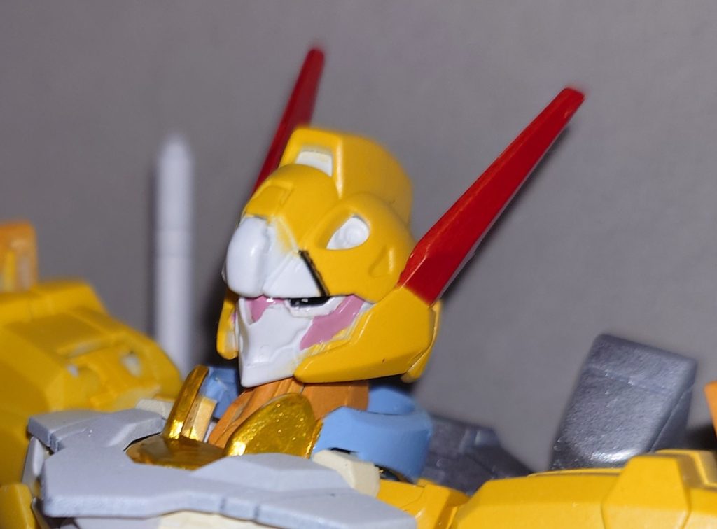 側面後部になってしまったけどリボンのかわりにアンテナを赤に。頬と鼻のピンク。ツインアイはもうちょっと大きいと思ってました。