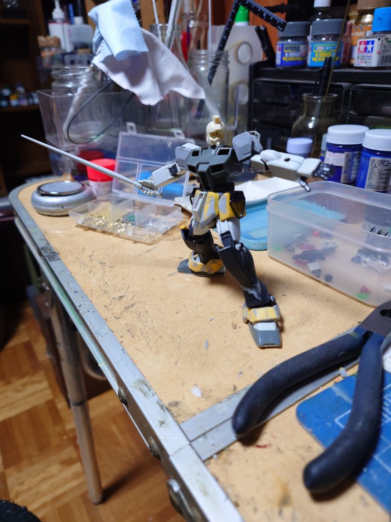 ジャンクのジムから作製しましたがフロントアーマーやサイドアーマーなど色々足らなかったので旧きっと百式から拝借倒れれば見えないし😁&nbsp;