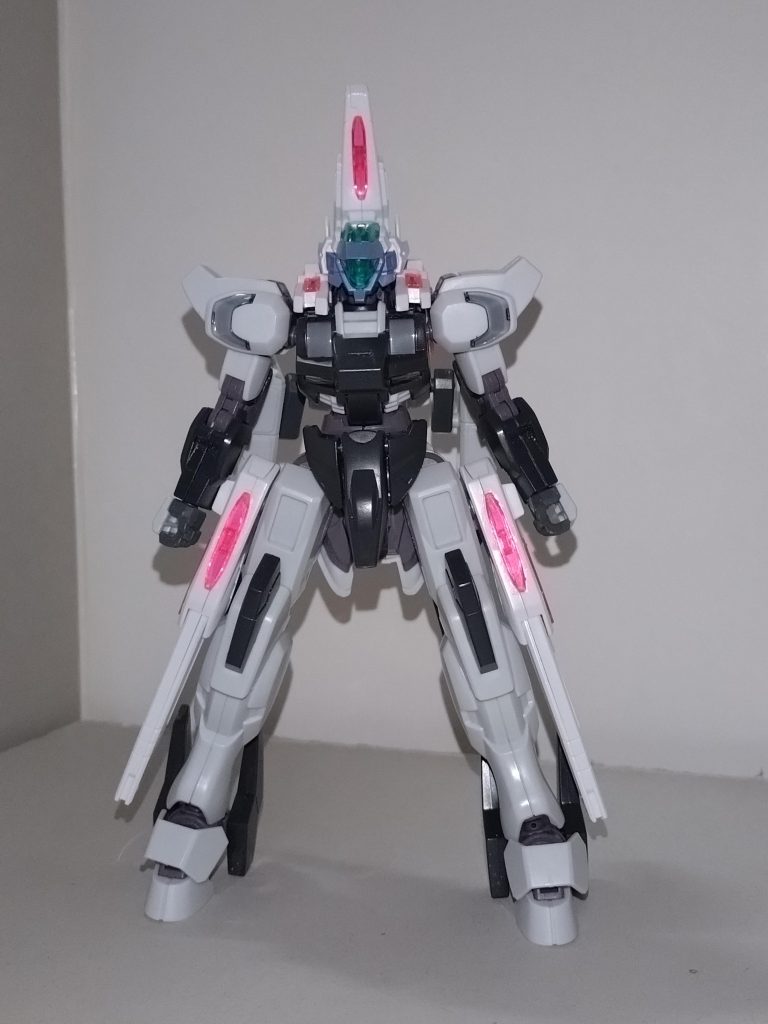 【概要】MD-0093　グラウファルケ・コズモPastel*palettesのドラムス担当・大和麻弥が、シュバルゼッテをもとに制作したグラウファルケを、さらに改良したもの。以前はザ・ノーザンポッドを使用していたバックパックを、ユニバースブースターに置き換え、大腿部にビーム砲、背部にミサイルランチャーを装備。射撃武器を内蔵式もしくは固定式に揃えたため、手持ち武器はビームサーベルのみとなった。