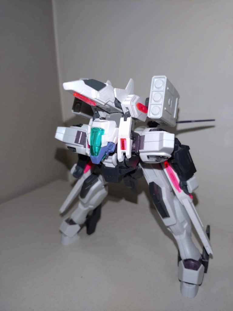 背部ミサイルランチャー主にMA形態で使われ、MS形態時には前傾状態から発射。麻弥「VLSのようには使えんのだ」