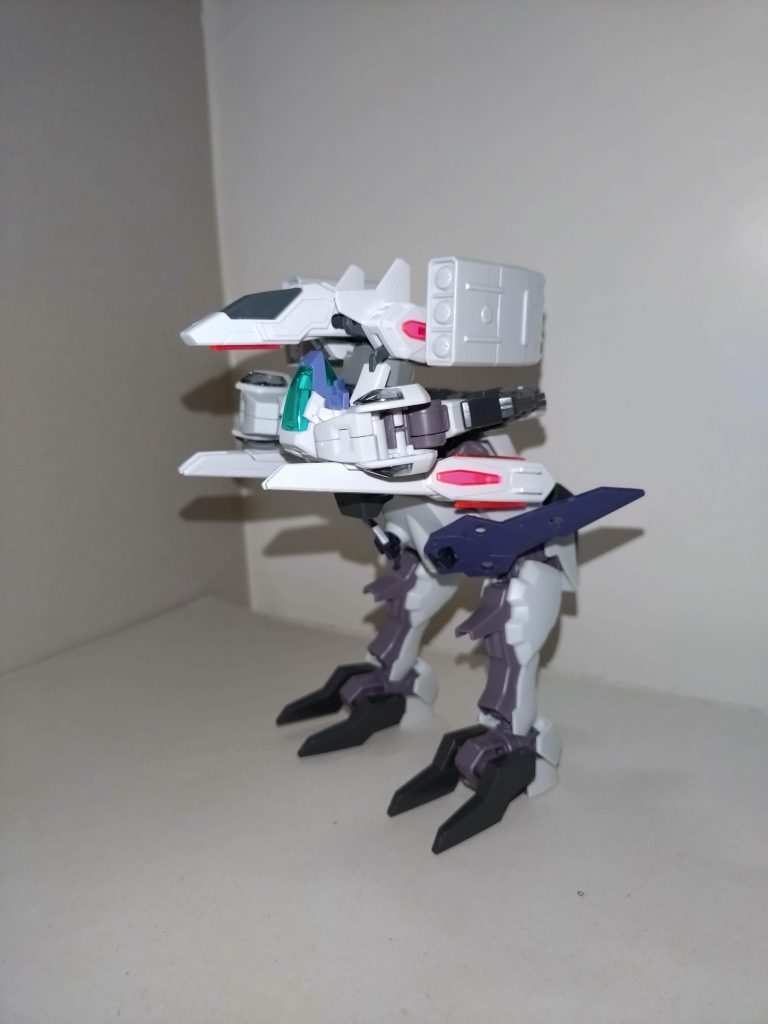 さらに直立させた姿。ガザシリーズのような移動砲台としての役割があるという。脚部のラム(衝角)が格闘戦で使える点もガザシリーズを意識したようだ。&nbsp;〜羽丘女子学園同窓会報より〜