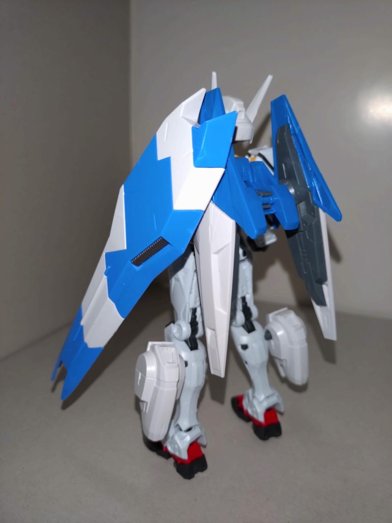 ヒザ下にはブースターユニットが付加され、本機の特徴になっている。バックパックであるダイバーエースユニットは、同じポピパの牛込りみから譲られたもの。