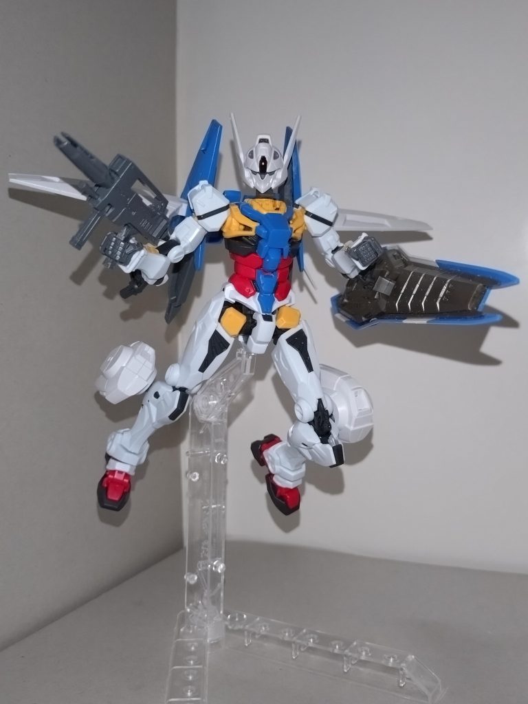 【武装】武装自体はバルカン、ビームライフル、ビームサーベル、ランチャーシールドのみと比較的平凡なものにとどまっている。たえ「ビームライフルはネモ用。グリップを白いガンダムに合うように加工しました」