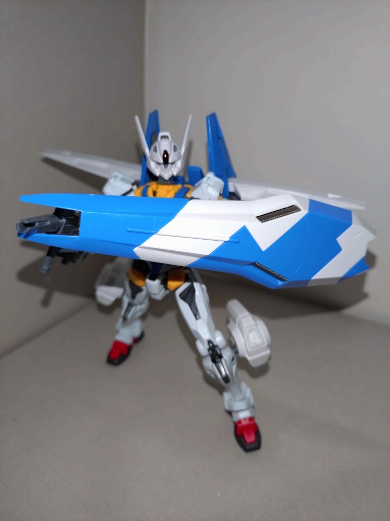 ランチャーシールド。側面の黒い部分はミサイルランチャーのハッチで、12発ずつを装填する。たえ「見た目のインパクトを優先するため、Hi-νガンダム用を使いました」