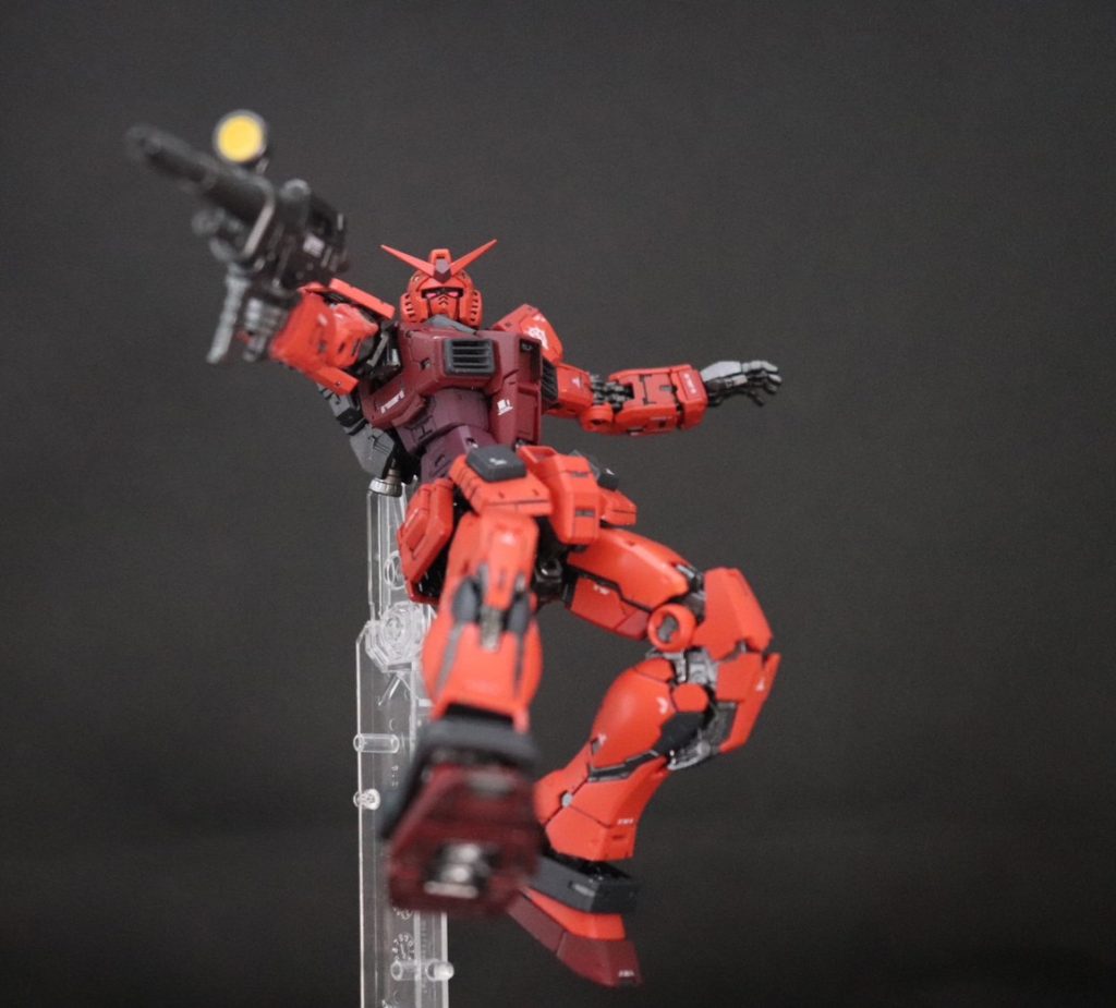 ビームライフルを構えて今回のガンプラは足の軸がポッキリいってしまい、新規で写真を撮れないのでポージングのみです。