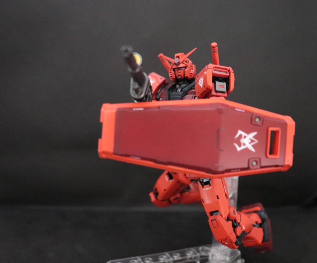 シールドを構えて盾の十字はパテで埋めました。近くで見るとガタガタだったりします(汗)