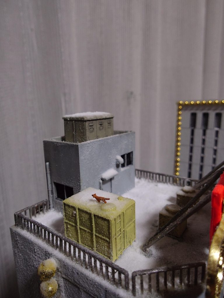 ビルの上に獣😁