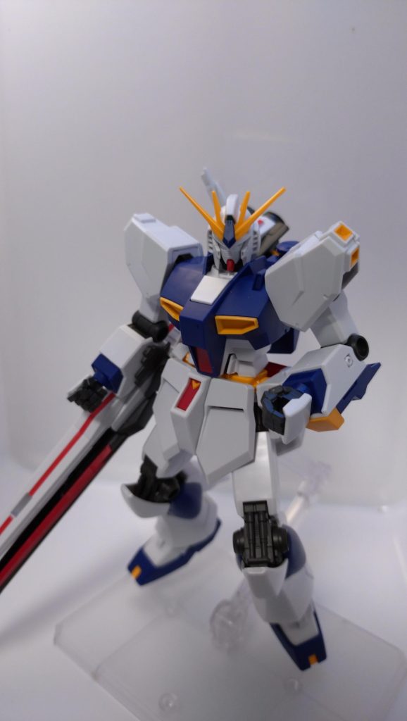 LFFビーム発射形態!…を撮ろうとしましたが、重さに肩関節が勝てませんでした💦残念です。素体はEGνガンダムなので、楽しく組み立てできたんですけどね…パーツの分割位置だとかゲート跡の残りにくさとかはHGより進化してない!?って感動しました✨
