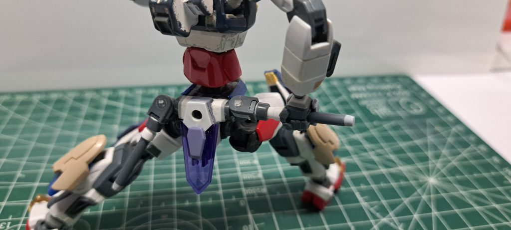 最初は後ろ腰にビームサーベルを抜刀するかたちでしたがやっぱスタビルやビルストの影響がありましたのでサイドスカートに変更しました