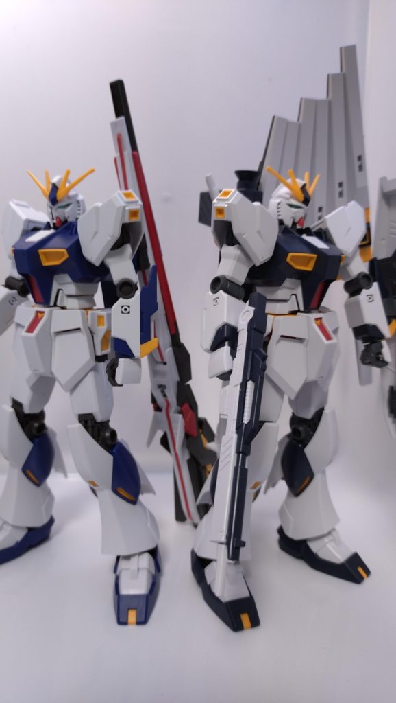 最後は前回投稿作品のEG νガンダムとオプションパーツセット フィン・ファンネルが購入できたので装備しました。ニコイチはEG規格だと上手くいきませんでした…どちらのνガンダムもHGに劣らず出来がよく、カッコいいです!拡張性の高いパーツで構成されていると思うので、何かしらのカスタマイズに活用してみたいですね。