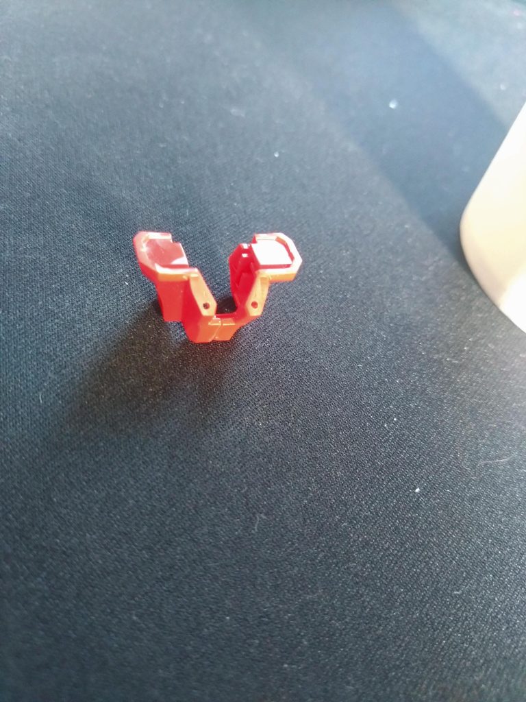 あまり見えないですが設定画通りに黒いモールドを追加。頭部ブレードも同様に穴を開け、そこから黒丸モールドをはめ込んでいます。