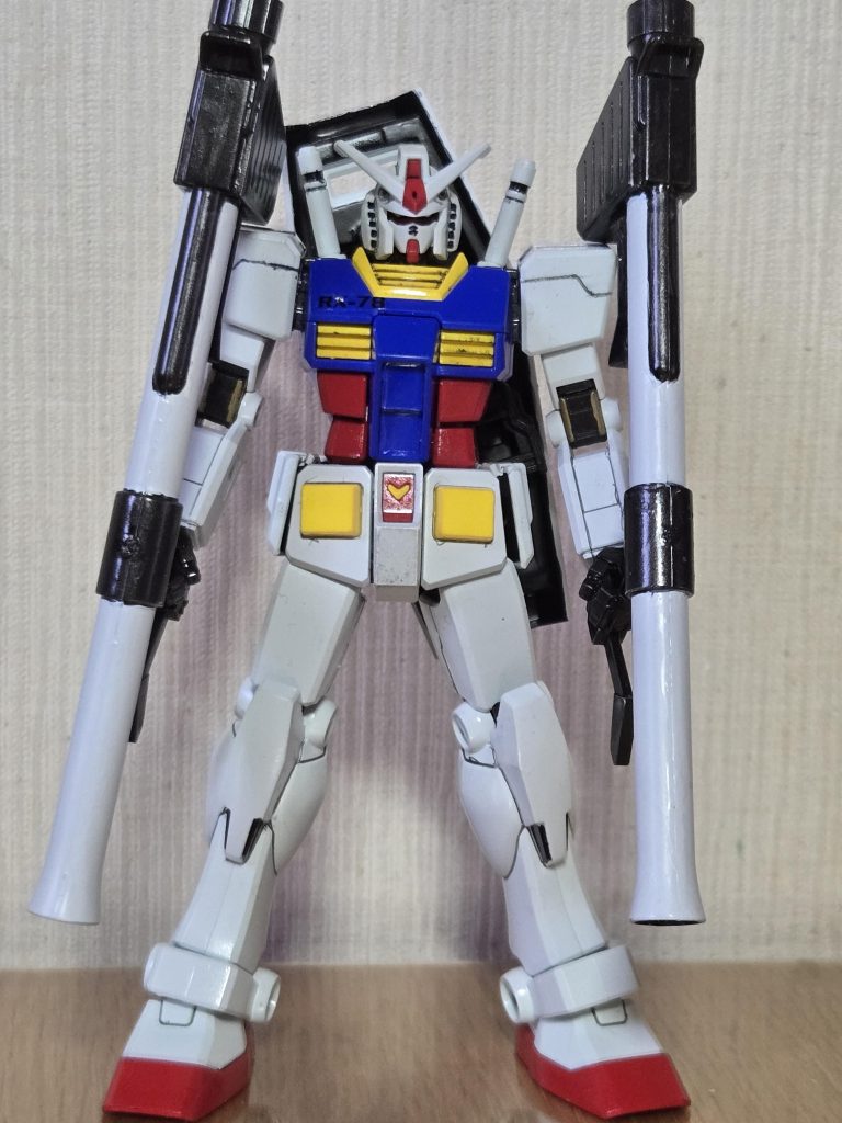 バズーカの両手持ちは最終決戦の特徴的なシーンでしたよね。筆塗り全塗装で肩のライン等を彫って墨入れを行いました。