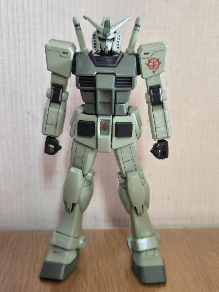 肩と股関節の部分にはジオン軍のマークを入れました(笑)肩、大腿等にスジ彫り及び墨入れをしてあります。