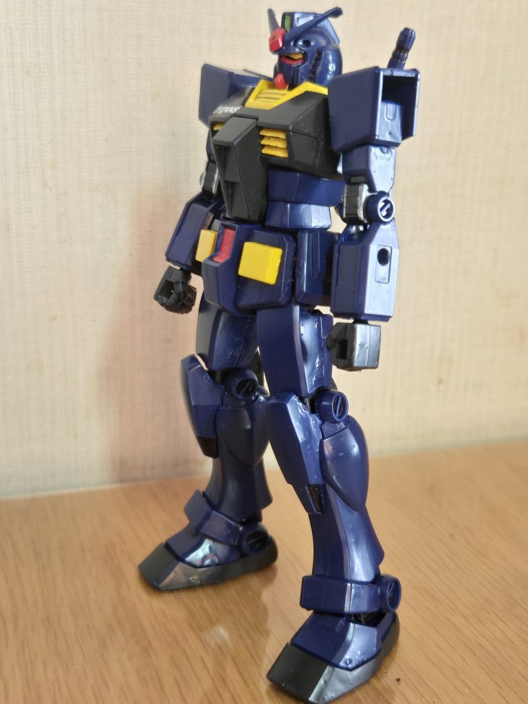 股関節部分のVの字は削って、赤で仕上げました。