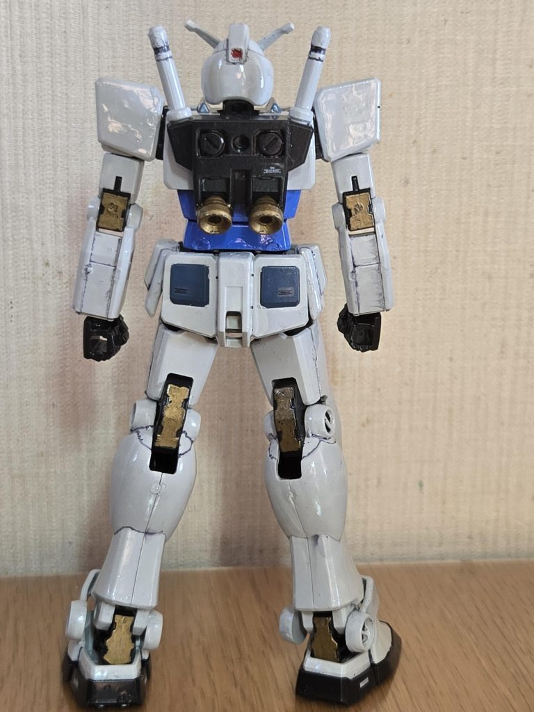 リアビュー。関節部分はマグネットコーティングを、イメージしてゴールドカラーに塗りました。