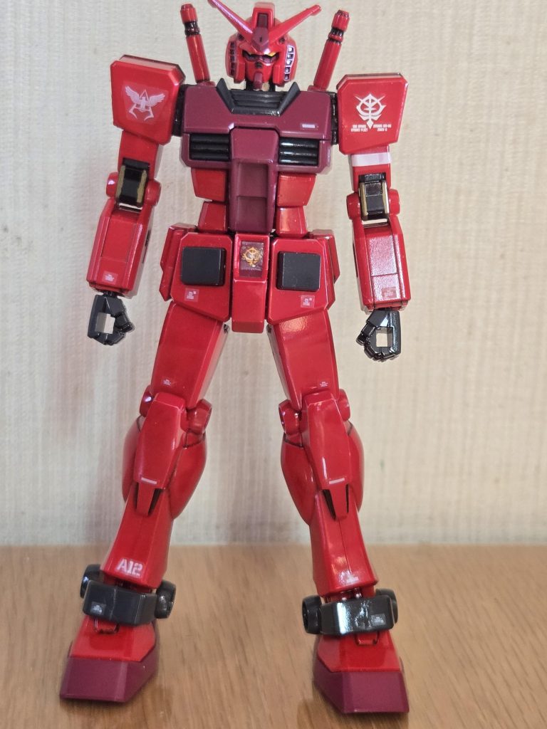 肩と股関節部にはジオン軍のデカールを、貼りました。その他、シャア専用機らしいデカールも各所に！