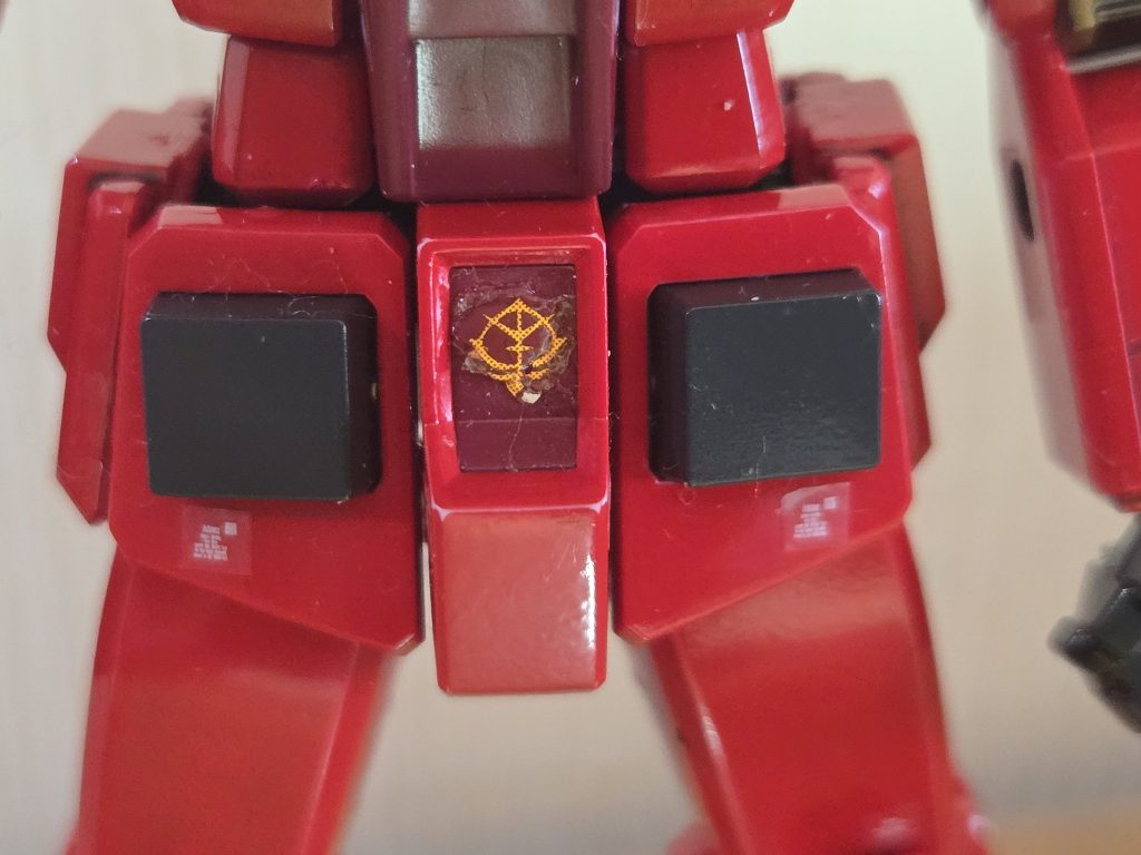 Vの字は削ってパテで均してデカールを貼りました。