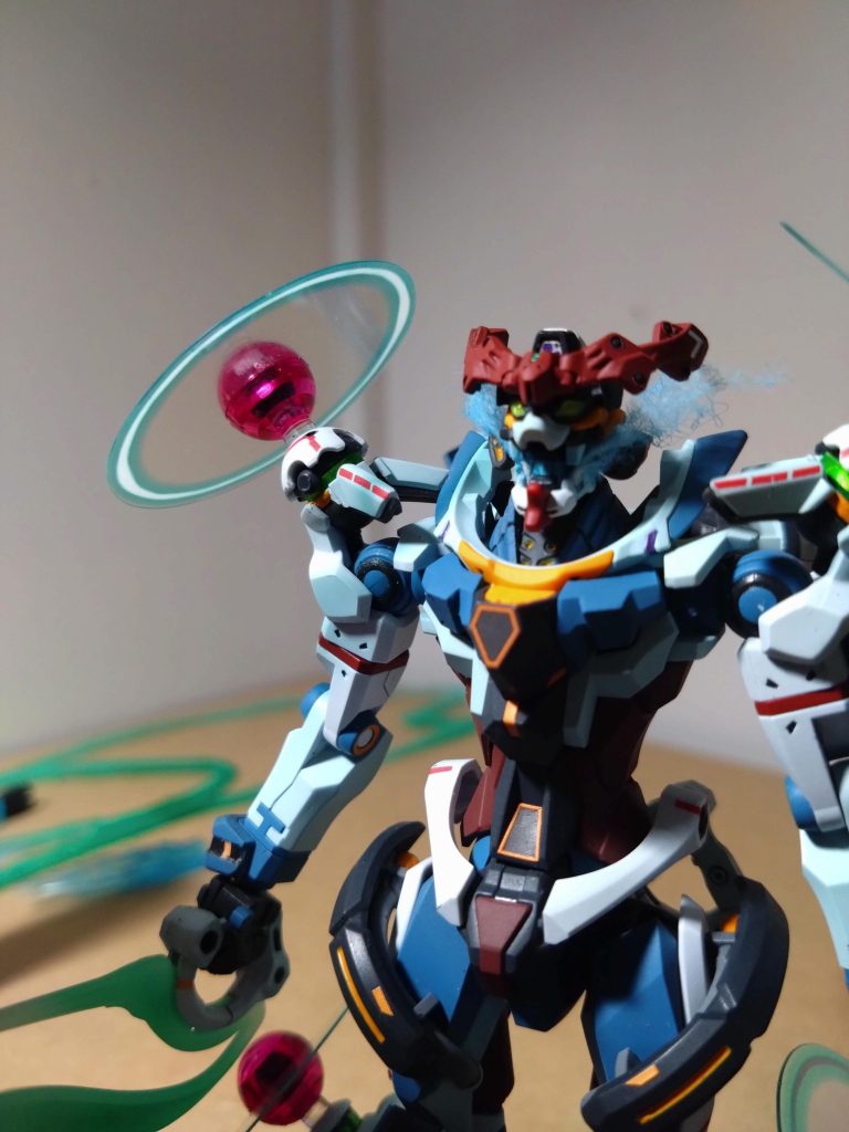 蒼い蒸気はガーゼをちぎって形を整え、そして蛍光ブルーで塗装しています。特徴的ですがなかなか再現できている方が少ないので、結構自信があります。是非真似してもらいたいですね。歯の部分に挟んでいるだけなので簡単に取り外しできます。中のエンディミオンユニットは灰色に塗装してます。