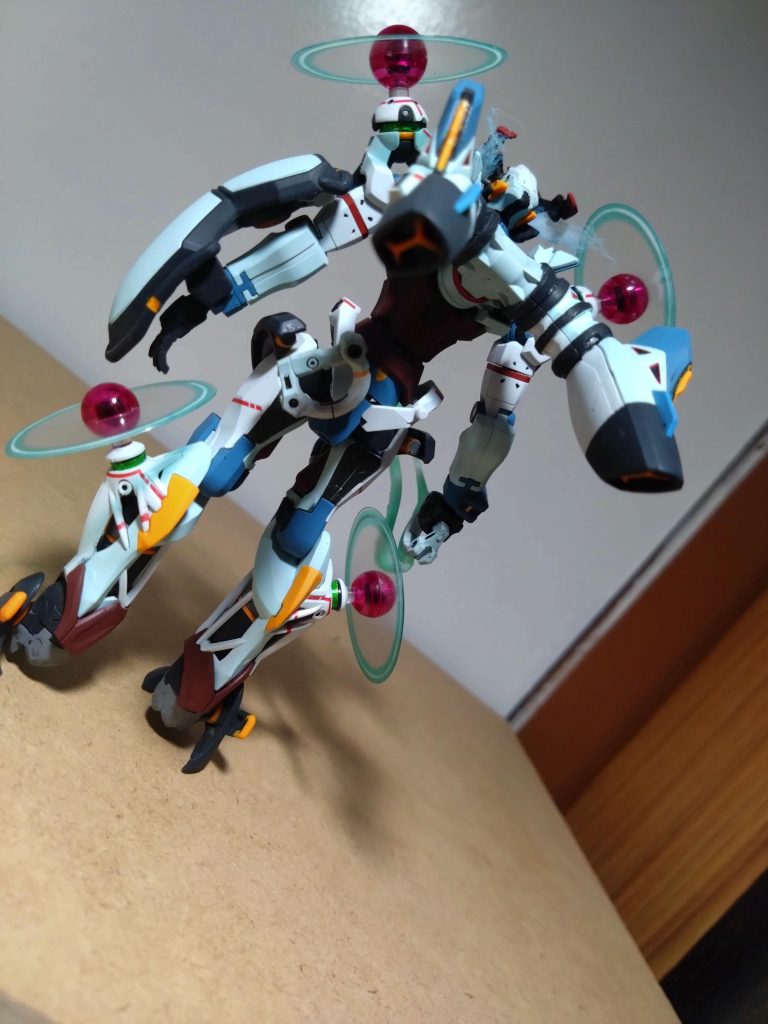 後ろからのショット。GQuuuuuuXの手足の先は少し水色っぽいんですが、設定画だと少し緑がかっている感じがするのでグリーン少量とスカイブルーで色を作り、それをホワイトで薄め、塗っています。他の方の投稿では薄い水色を使っている方が多いので、差別化できていると思います。灰色のパーツは少し青を混ぜてます。&nbsp;