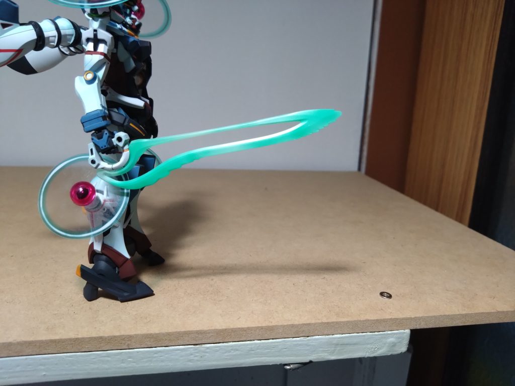 ビームサーベルの塗装はガイアのクリアーホワイト+ホワイトを足したものを薄く塗り、その上からグラデーションとなるようにガイアの蛍光ブルーグリーン+ミスターカラーの蛍光グリーン1対1に混ぜたものを塗っています。かなり納得のいく出来です。