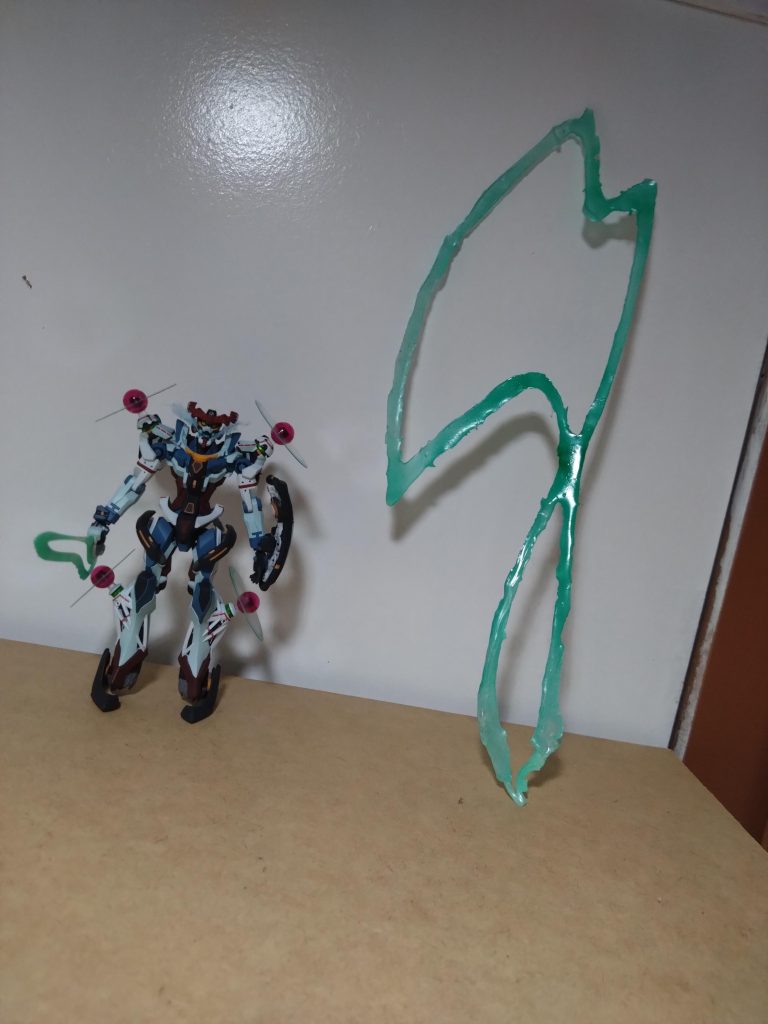 気になるであろうハイパービームアックス。これはダンボールで元の形を作り、それをおゆまるで型取りして、それにレジンを流し込む形で制作しました。劇中の形を忠実に再現できていると思います。塗装はビームサーベルと同様。