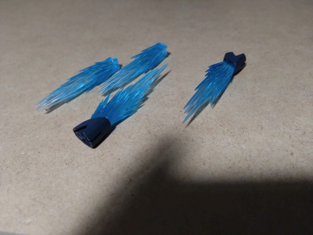 こちらは某サイトで売っていた拡張パーツを蛍光ブルーで塗装したバーニアのエフェクトパーツです。 これがあるないでは結構変わります。